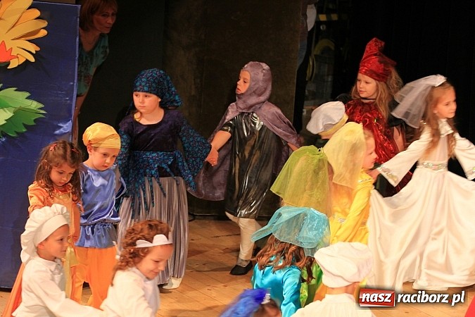 Zdjęcie w galerii na portalu naszraciborz.pl: Przedszkolaki wystąpiły dla swoich rodziców w RCK wiadomości z regionu