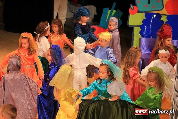 Zdjęcie w galerii na portalu naszraciborz.pl: Przedszkolaki wystąpiły dla swoich rodziców w RCK wiadomości z regionu