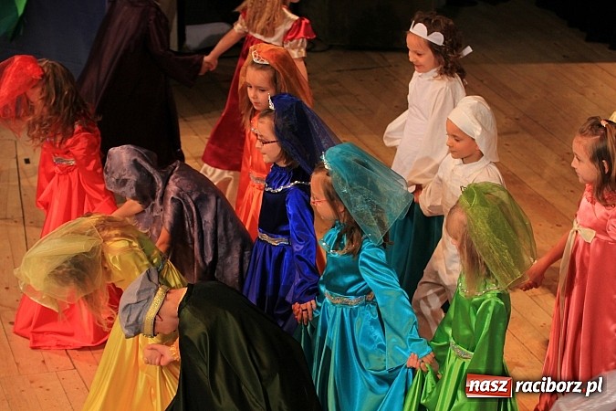 Zdjęcie w galerii na portalu naszraciborz.pl: Przedszkolaki wystąpiły dla swoich rodziców w RCK wiadomości z regionu