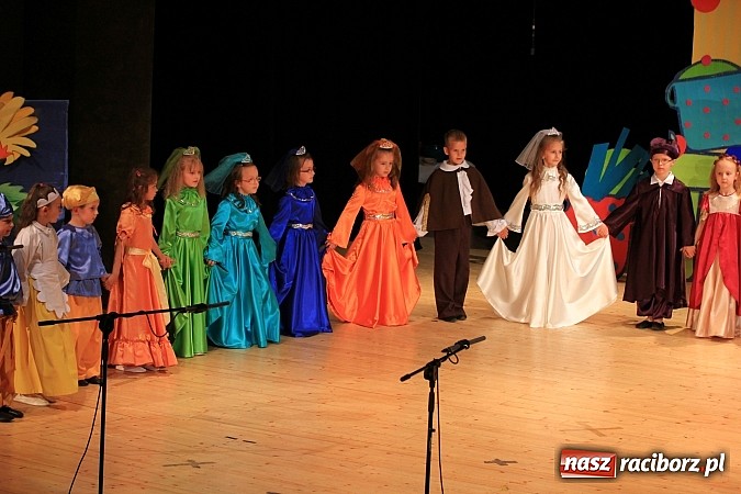 Zdjęcie w galerii na portalu naszraciborz.pl: Przedszkolaki wystąpiły dla swoich rodziców w RCK wiadomości z regionu