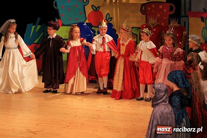 Zdjęcie w galerii na portalu naszraciborz.pl: Przedszkolaki wystąpiły dla swoich rodziców w RCK wiadomości z regionu