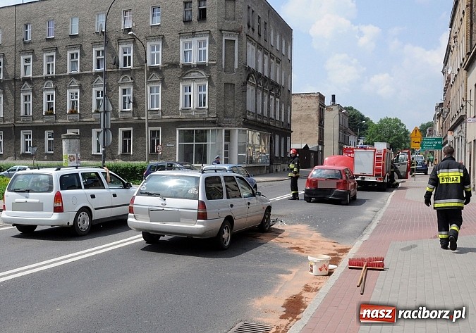 Zdjęcie w galerii na portalu naszraciborz.pl: Dwa auta zderzyły się na ulicy Głubczyckiej wiadomości z regionu