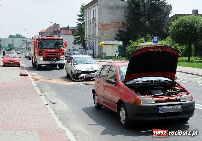 Zdjęcie w galerii na portalu naszraciborz.pl: Dwa auta zderzyły się na ulicy Głubczyckiej wiadomości z regionu