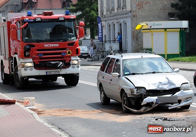 Zdjęcie w galerii na portalu naszraciborz.pl: Dwa auta zderzyły się na ulicy Głubczyckiej wiadomości z regionu