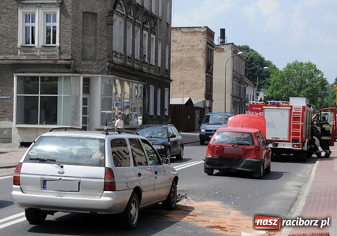 Zdjęcie w galerii na portalu naszraciborz.pl: Dwa auta zderzyły się na ulicy Głubczyckiej wiadomości z regionu