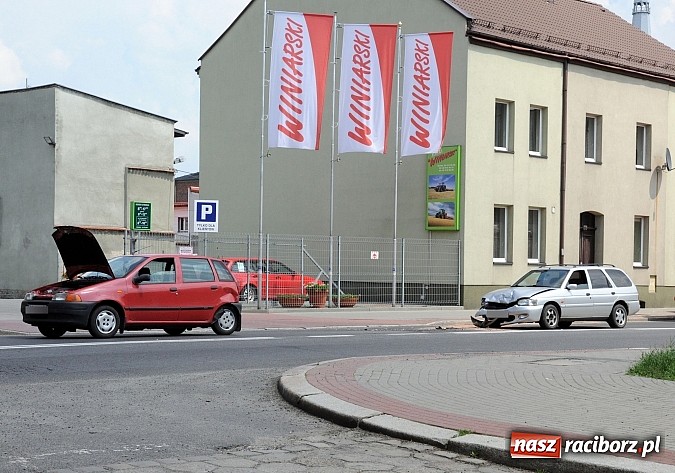 Zdjęcie w galerii na portalu naszraciborz.pl: Dwa auta zderzyły się na ulicy Głubczyckiej wiadomości z regionu