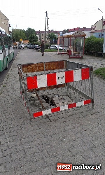 Zdjęcie w galerii na portalu naszraciborz.pl: Zapadnięta studzienka od miesiąca straszy przy pl. Konstytucji 3 Maja wiadomości z regionu