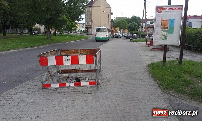 Zdjęcie w galerii na portalu naszraciborz.pl: Zapadnięta studzienka od miesiąca straszy przy pl. Konstytucji 3 Maja wiadomości z regionu
