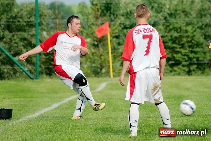 Zdjęcie w galerii na portalu naszraciborz.pl: Bezbarwny pojedynek w Bolesławiu. Rogów w B klasie wiadomości z regionu