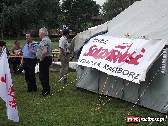 Zdjęcie w galerii na portalu naszraciborz.pl: Rafakowcy na akcji w Czarnowąsach. PiS obiecuje budowę nowych bloków wiadomości z regionu