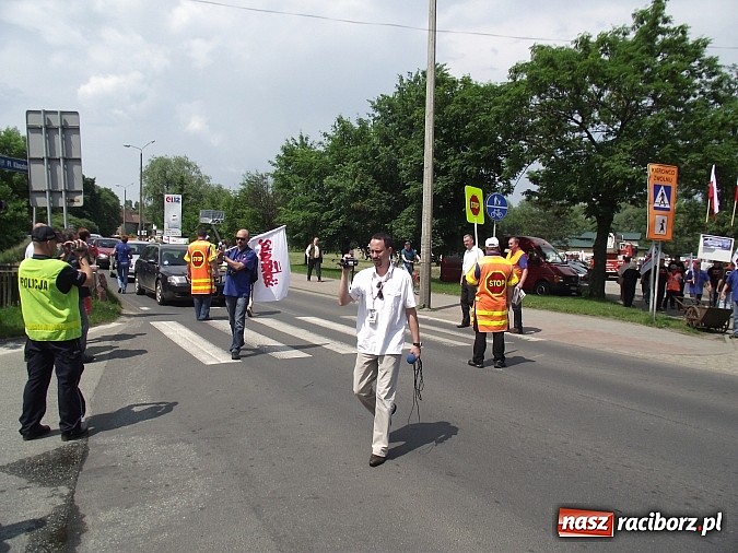 Zdjęcie w galerii na portalu naszraciborz.pl: Rafakowcy na akcji w Czarnowąsach. PiS obiecuje budowę nowych bloków wiadomości z regionu
