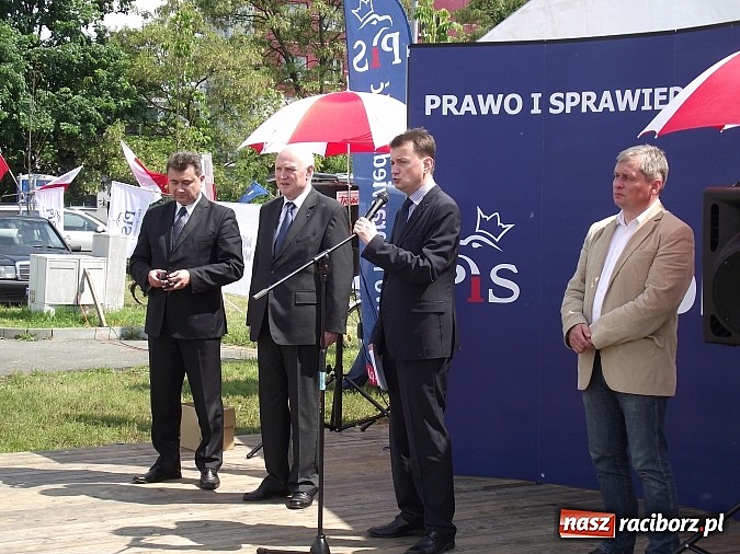 Zdjęcie w galerii na portalu naszraciborz.pl: Rafakowcy na akcji w Czarnowąsach. PiS obiecuje budowę nowych bloków wiadomości z regionu