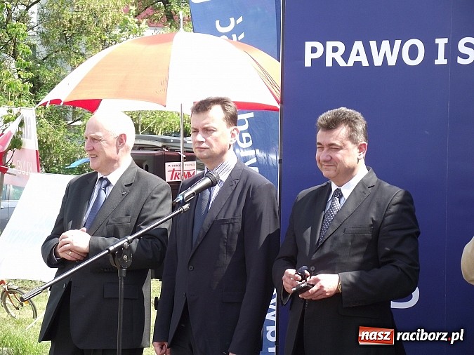 Zdjęcie w galerii na portalu naszraciborz.pl: Rafakowcy na akcji w Czarnowąsach. PiS obiecuje budowę nowych bloków wiadomości z regionu