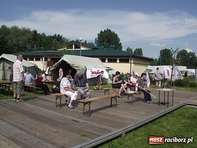 Zdjęcie w galerii na portalu naszraciborz.pl: Rafakowcy na akcji w Czarnowąsach. PiS obiecuje budowę nowych bloków wiadomości z regionu