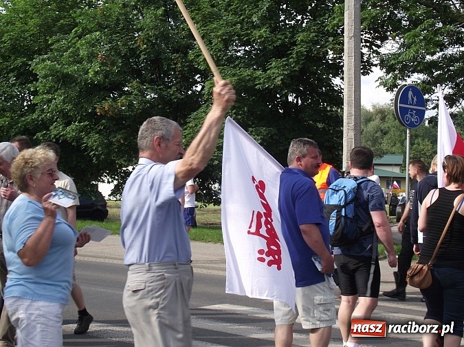 Zdjęcie w galerii na portalu naszraciborz.pl: Rafakowcy na akcji w Czarnowąsach. PiS obiecuje budowę nowych bloków wiadomości z regionu