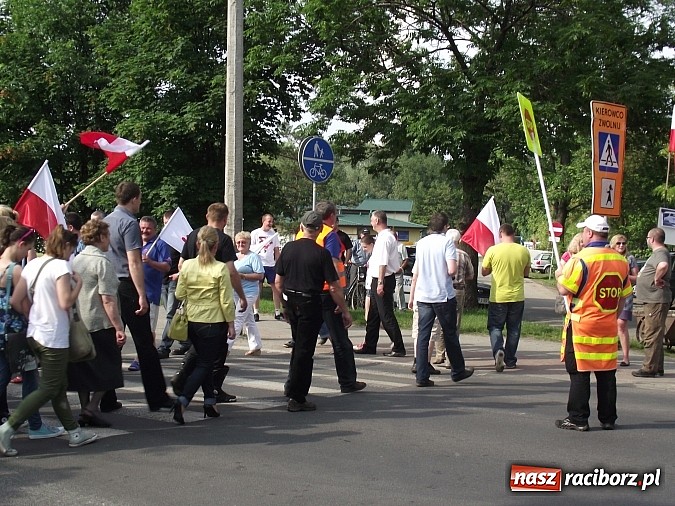 Zdjęcie w galerii na portalu naszraciborz.pl: Rafakowcy na akcji w Czarnowąsach. PiS obiecuje budowę nowych bloków wiadomości z regionu
