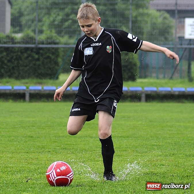 Zdjęcie w galerii na portalu naszraciborz.pl: Deszcz bramek w meczu orlików wiadomości z regionu