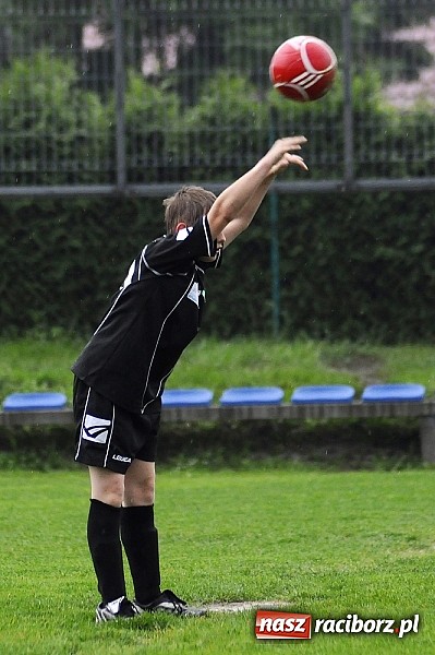 Zdjęcie w galerii na portalu naszraciborz.pl: Deszcz bramek w meczu orlików wiadomości z regionu