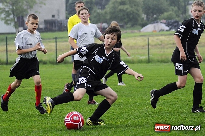 Zdjęcie w galerii na portalu naszraciborz.pl: Deszcz bramek w meczu orlików wiadomości z regionu