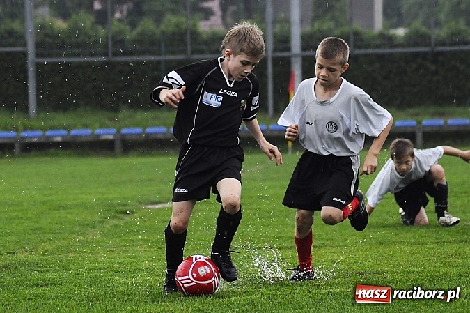 Zdjęcie w galerii na portalu naszraciborz.pl: Deszcz bramek w meczu orlików wiadomości z regionu