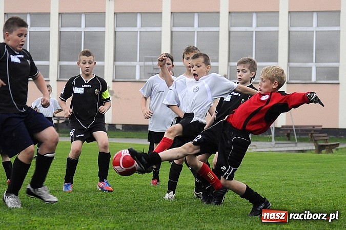 Zdjęcie w galerii na portalu naszraciborz.pl: Deszcz bramek w meczu orlików wiadomości z regionu