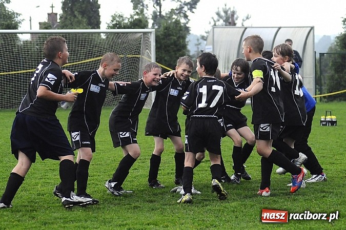 Zdjęcie w galerii na portalu naszraciborz.pl: Deszcz bramek w meczu orlików wiadomości z regionu