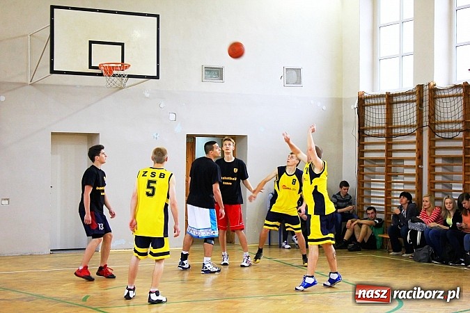 Zdjęcie w galerii na portalu naszraciborz.pl: Boisko przy Ekonomiku oficjalnie otwarte! wiadomości z regionu