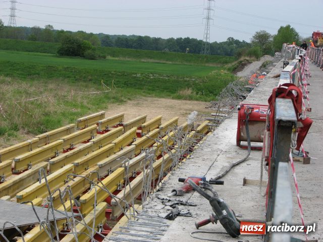 Zdjęcie w galerii na portalu naszraciborz.pl: Widać efekty pracy na moście  wiadomości z regionu