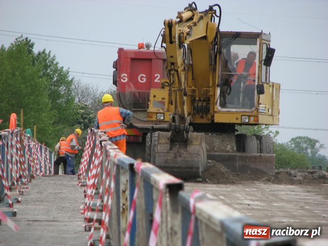 Zdjęcie w galerii na portalu naszraciborz.pl: Widać efekty pracy na moście  wiadomości z regionu