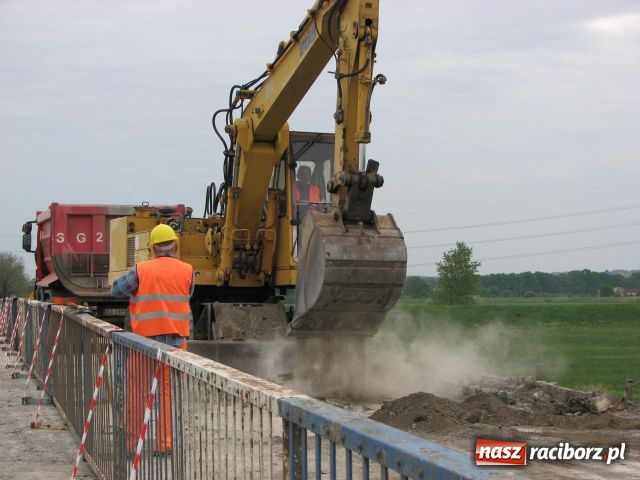 Zdjęcie w galerii na portalu naszraciborz.pl: Widać efekty pracy na moście  wiadomości z regionu
