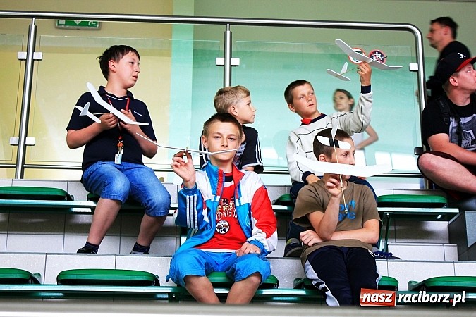 Zdjęcie w galerii na portalu naszraciborz.pl: Puszczali szybowce w Arenie Rafako wiadomości z regionu
