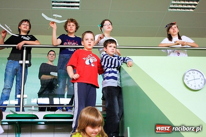 Zdjęcie w galerii na portalu naszraciborz.pl: Puszczali szybowce w Arenie Rafako wiadomości z regionu