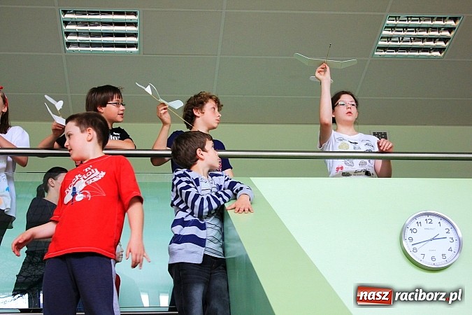 Zdjęcie w galerii na portalu naszraciborz.pl: Puszczali szybowce w Arenie Rafako wiadomości z regionu