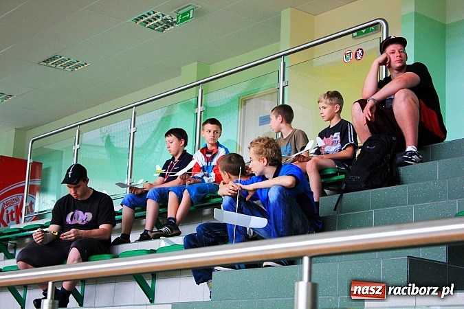 Zdjęcie w galerii na portalu naszraciborz.pl: Puszczali szybowce w Arenie Rafako wiadomości z regionu