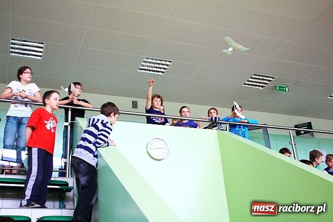 Zdjęcie w galerii na portalu naszraciborz.pl: Puszczali szybowce w Arenie Rafako wiadomości z regionu