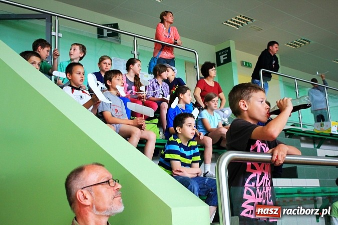 Zdjęcie w galerii na portalu naszraciborz.pl: Puszczali szybowce w Arenie Rafako wiadomości z regionu