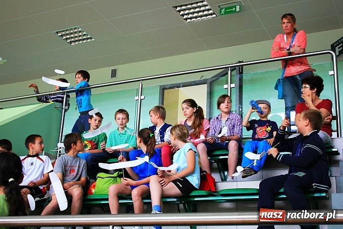 Zdjęcie w galerii na portalu naszraciborz.pl: Puszczali szybowce w Arenie Rafako wiadomości z regionu