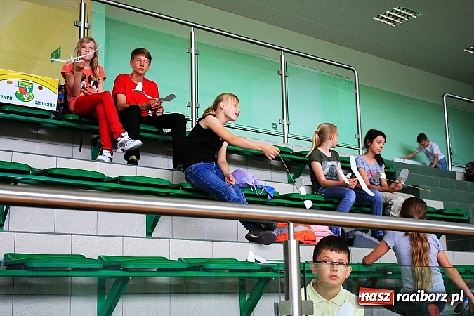 Zdjęcie w galerii na portalu naszraciborz.pl: Puszczali szybowce w Arenie Rafako wiadomości z regionu