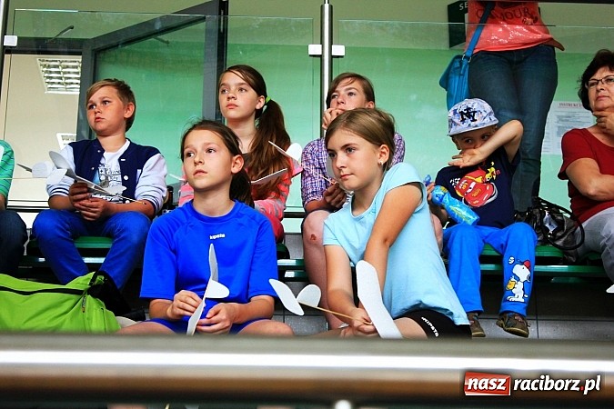 Zdjęcie w galerii na portalu naszraciborz.pl: Puszczali szybowce w Arenie Rafako wiadomości z regionu