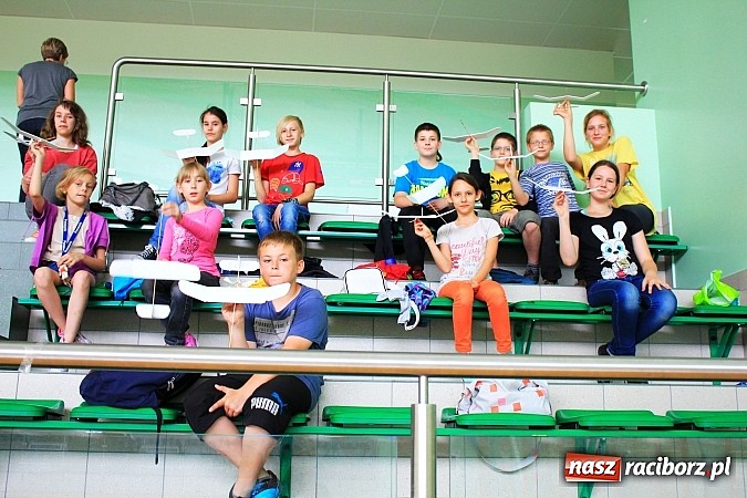 Zdjęcie w galerii na portalu naszraciborz.pl: Puszczali szybowce w Arenie Rafako wiadomości z regionu