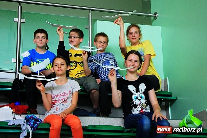 Zdjęcie w galerii na portalu naszraciborz.pl: Puszczali szybowce w Arenie Rafako wiadomości z regionu