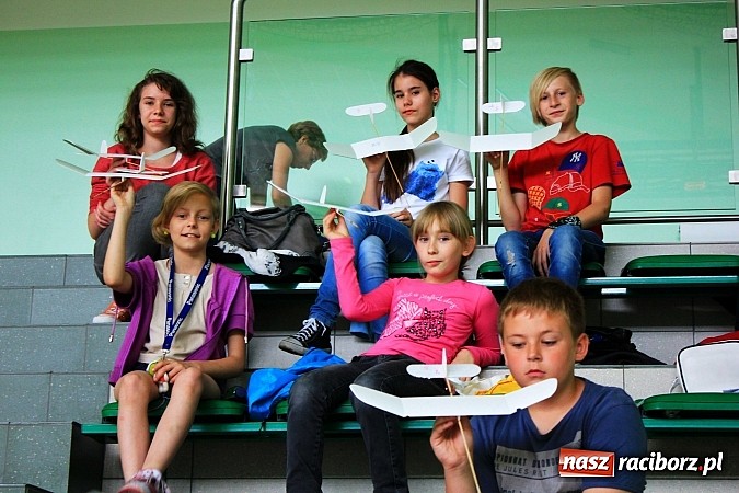 Zdjęcie w galerii na portalu naszraciborz.pl: Puszczali szybowce w Arenie Rafako wiadomości z regionu