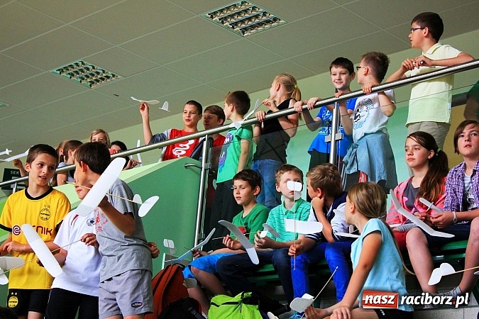 Zdjęcie w galerii na portalu naszraciborz.pl: Puszczali szybowce w Arenie Rafako wiadomości z regionu
