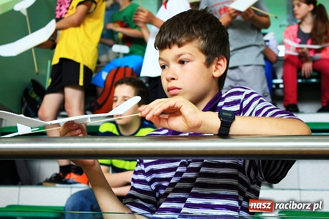 Zdjęcie w galerii na portalu naszraciborz.pl: Puszczali szybowce w Arenie Rafako wiadomości z regionu