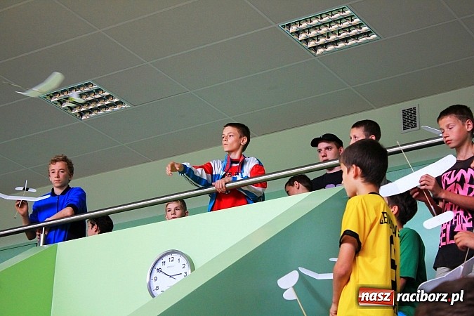 Zdjęcie w galerii na portalu naszraciborz.pl: Puszczali szybowce w Arenie Rafako wiadomości z regionu