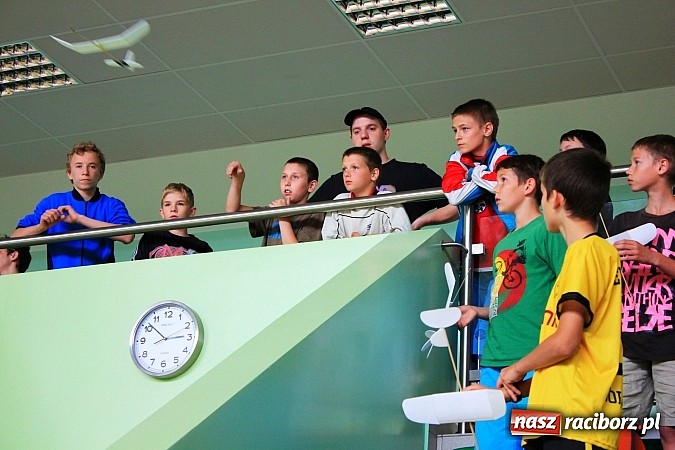 Zdjęcie w galerii na portalu naszraciborz.pl: Puszczali szybowce w Arenie Rafako wiadomości z regionu