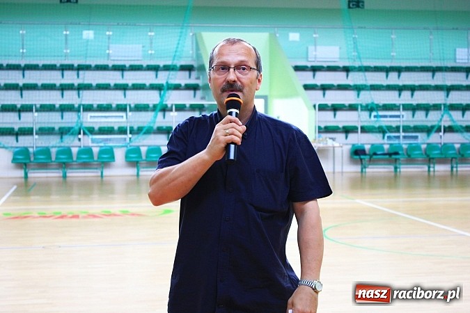 Zdjęcie w galerii na portalu naszraciborz.pl: Puszczali szybowce w Arenie Rafako wiadomości z regionu