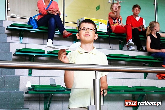 Zdjęcie w galerii na portalu naszraciborz.pl: Puszczali szybowce w Arenie Rafako wiadomości z regionu