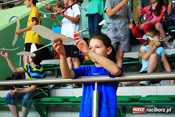Zdjęcie w galerii na portalu naszraciborz.pl: Puszczali szybowce w Arenie Rafako wiadomości z regionu