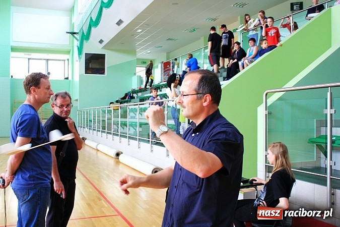 Zdjęcie w galerii na portalu naszraciborz.pl: Puszczali szybowce w Arenie Rafako wiadomości z regionu